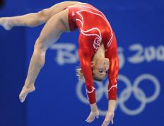  浓眉复出首秀出彩，山东泰山主场鏖战山东泰山，豪取5连胜