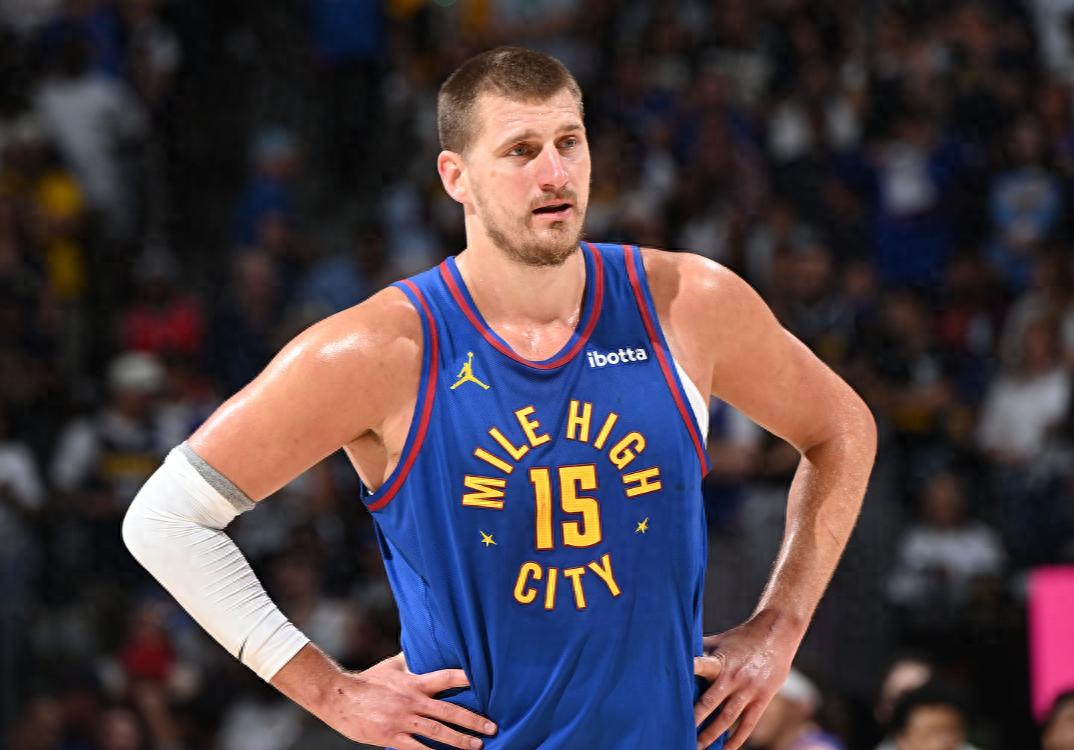  今晚亚洲杯焦点战！密尔沃基雄鹿迎战金州勇士，鏖战或上演